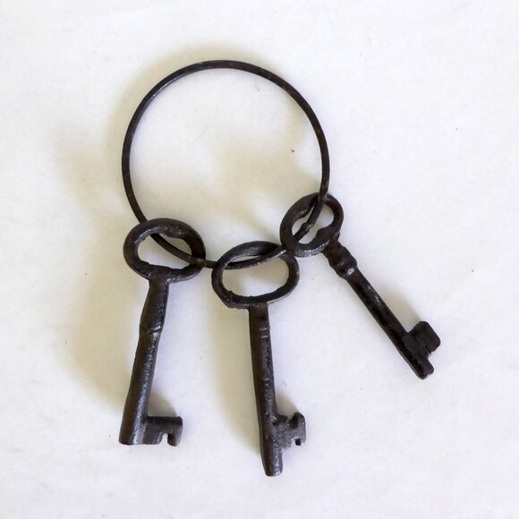 3 CAST IRON RUSTIC ANTIQUE JAIL CHURCH SKELETON KEY RING PROP (NEW) - Picture 1 of 6